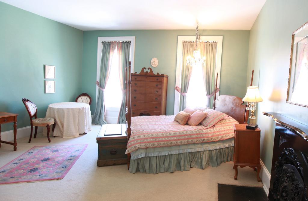 Mackechnie House Bed and Breakfast Cobourg Esterno foto